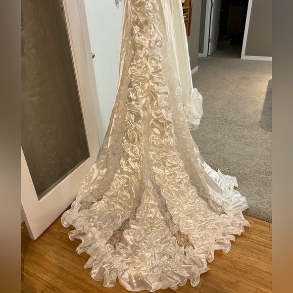 WEDDING DRESS | Women’s Wedding dress size 2-4 - Picture 7 of 10